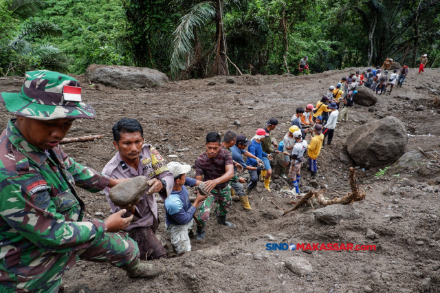 Semangat Gotong Royong TNI-Polri Bersama Warga di TMMD Desa Gattareng Matinggi