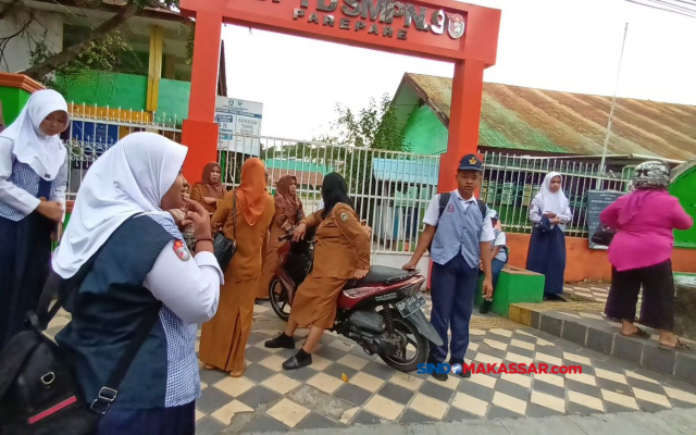 Sejumlah siswa dan guru berada di luar pagar sekolah SMPN 9 Kota Parepare, Sulawesi Selatan, Senin (5/6/2023).