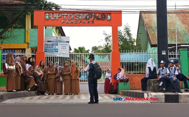 Sejumlah siswa dan guru berada di luar pagar sekolah SMPN 9 Kota Parepare, Sulawesi Selatan, Senin (5/6/2023).