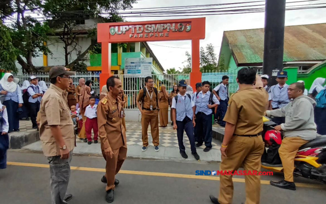 Sejumlah siswa dan guru berada di luar pagar sekolah SMPN 9 Kota Parepare, Sulawesi Selatan, Senin (5/6/2023).