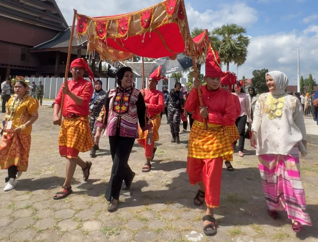 Isteri Panglima TNI, Veronica Yudo Margono bersama isteri Kepala Angkatan Laut sebagai Delegasi Multilateral Naval Exercise Komodo (MNEK) 2023 berkunjung ke Museum Istana Balla Lompoa, Kabupaten Gowa, Sulawesi Selatan, Senin (5/6/2023).