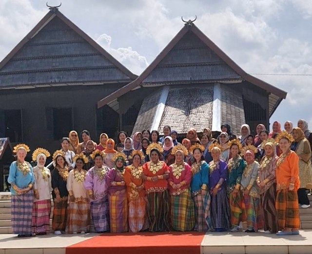 Kunjungan Isteri Delegasi MNEK 2023 ke Balla Lompoa