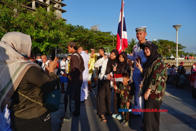 Sejumlah warga berswafoto bersama prajurit Angkatan Laut di acara Multilateral Naval Exercise Komodo (MNEK) 2023 di Pantai Losari, Makassar, Sulawesi Selatan, Selasa (6/6/2023).