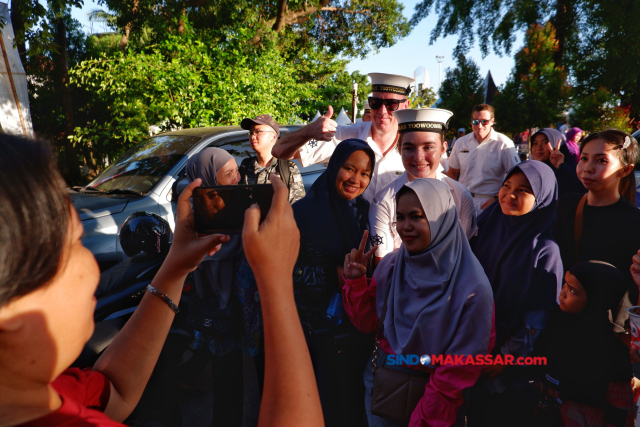 Sejumlah warga berswafoto bersama prajurit Angkatan Laut di acara Multilateral Naval Exercise Komodo (MNEK) 2023 di Pantai Losari, Makassar, Sulawesi Selatan, Selasa (6/6/2023).