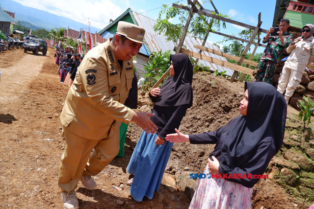 Bupati Maros Chaidir Syam meninjau program TNI Manunggal Membangun Desa (TMMD) ke-116 di Desa Gattareng Matinggi, Kecamatan Mallawa, Kabupaten Maros, Sulawesi Selatan, Kamis (8/6/2023).