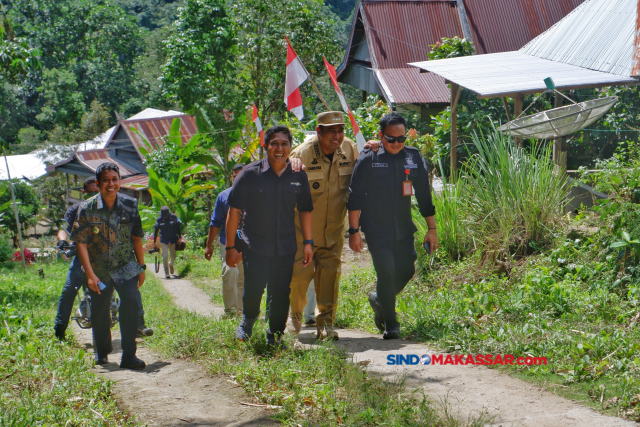 Bupati Maros Chaidir Syam meninjau program TNI Manunggal Membangun Desa (TMMD) ke-116 di Desa Gattareng Matinggi, Kecamatan Mallawa, Kabupaten Maros, Sulawesi Selatan, Kamis (8/6/2023).