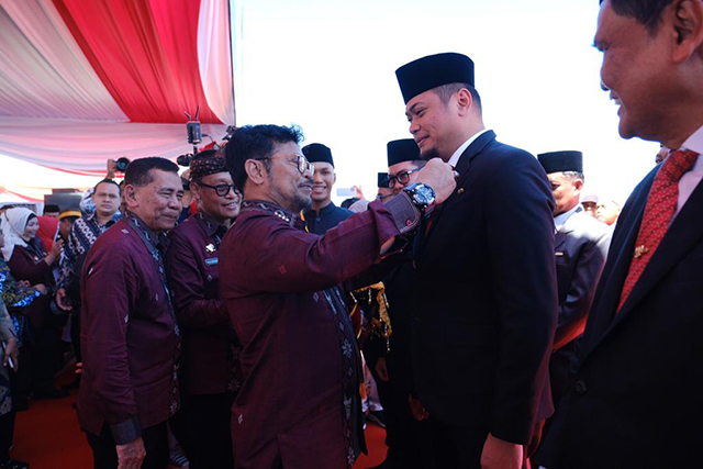 Bupati Gowa, Adnan Purichta Ichsan menerima penghargaan Tanda Kehormatan Satyalancana Wira Karya dari Presiden RI yang diserahkan oleh Menteri Pertanian RI Syahrul Yasin Limpo.