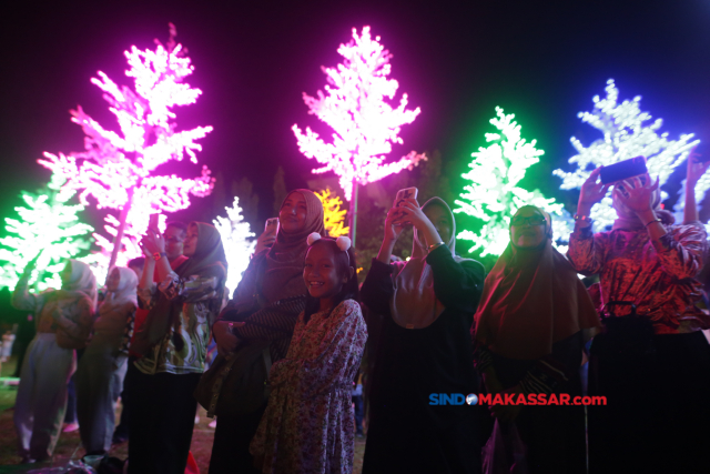 Sejumlah pengunjung menikmati suasana santai di Makassar Light Festival  Lapangan Hasanuddin, Makassar, Minggu (11/6/2023).