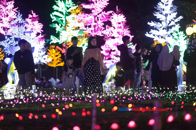 Sejumlah pengunjung menikmati suasana santai di Makassar Light Festival  Lapangan Hasanuddin, Makassar, Minggu (11/6/2023).