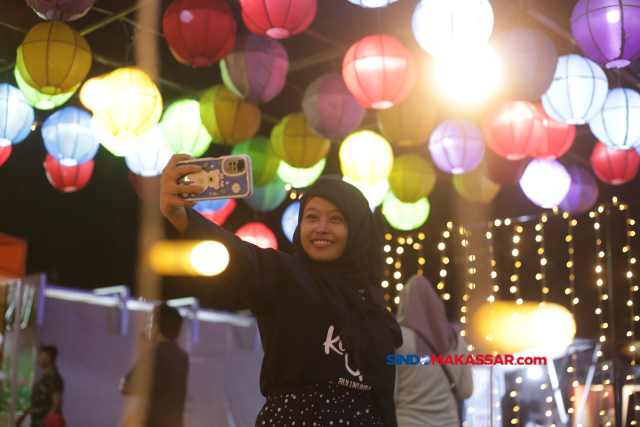 Sejumlah pengunjung menikmati suasana santai di Makassar Light Festival  Lapangan Hasanuddin, Makassar, Minggu (11/6/2023).