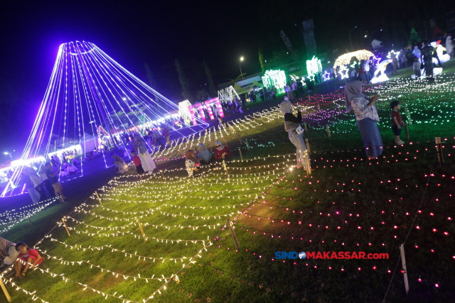 Sejumlah pengunjung menikmati suasana santai di Makassar Light Festival  Lapangan Hasanuddin, Makassar, Minggu (11/6/2023).