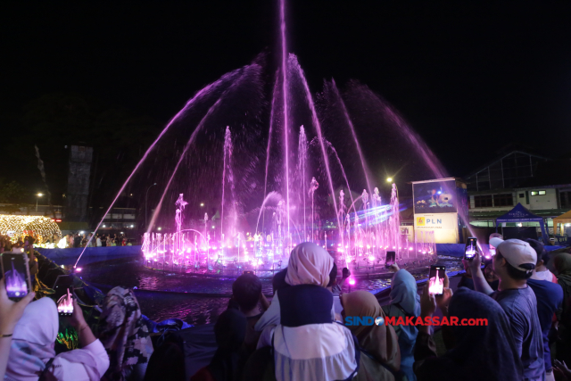 Sejumlah pengunjung menikmati suasana santai di Makassar Light Festival  Lapangan Hasanuddin, Makassar, Minggu (11/6/2023).