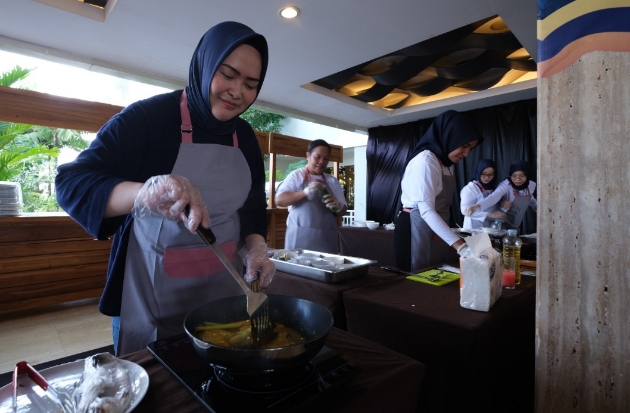 Srikandi BUMN tampak serius berpacu dengan waktu menghasilkan hidangan lezat pada acara Fun Electric Cooking yang digelar PLN UID Sulselrabar.
