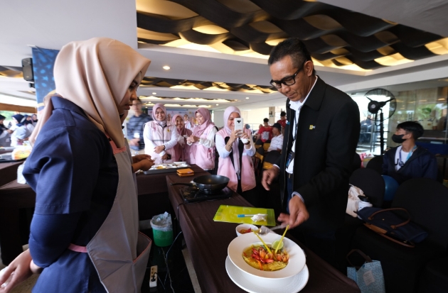 GM PLN UID Sulselrabar, Moch. Andy Adchaminoerdin, mengajak para Srikandi BUMN selepas mengikuti Fun Electric Cooking untuk memakai kompor induksi, sekaligus mengkampanyekan ke masyarakat.