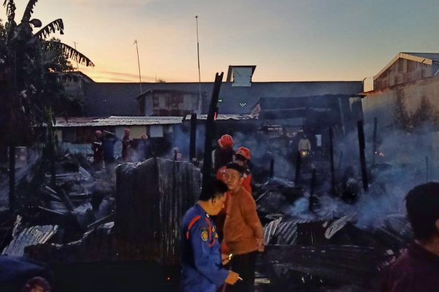 Petugas dari Dinas Pemadam Kebakaran (Damkar) Kota Makassar memadamkan api yang melalap kawasan pemukiman padat penduduk di Lorong 9, Jalan Andi Djemma,  Kelurahan Banta-bantaeng, Kota Makassar, Sulawesi Selatan (Sulsel), Jumat (16/6/2023).