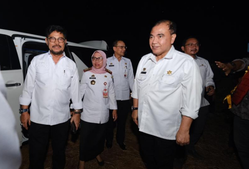 Menteri Pertanian RI Syahrul Yasin Limpo meninjau ketersedian hewan kurban khususnya sapi jelang perayaan Hari Raya Idul Adha, di CV Ihwana Putri Perdana, Jalan Tun Abd. Razak, Kabupaten Gowa, Rabu Malam (21/6/2023).