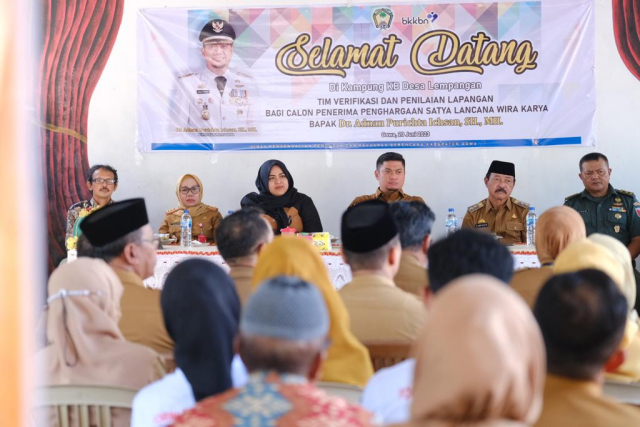 Tim Setmil Presiden RI bersama Badan BKKBN RI melakukan peninjauan lapangan terhadap Program Bangga Kencana dan Penurunan Stunting di Kabupaten Gowa, Selasa (20/6/2023).
