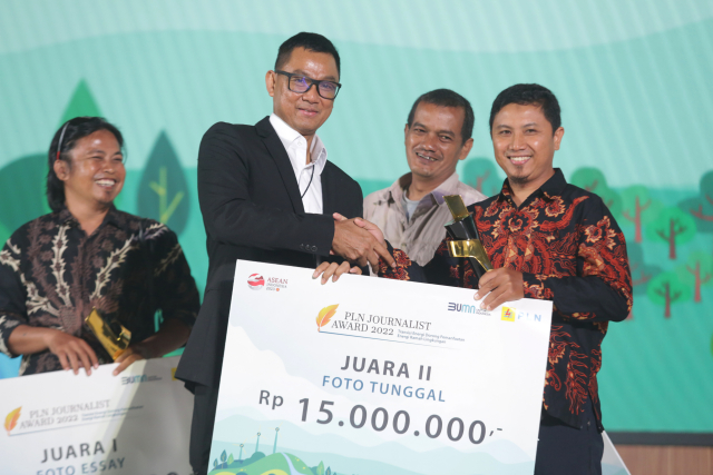 Penghargaan diserahkan langsung Direktur Utama PLN Darmawan Prasodjo kepada para pemenang.