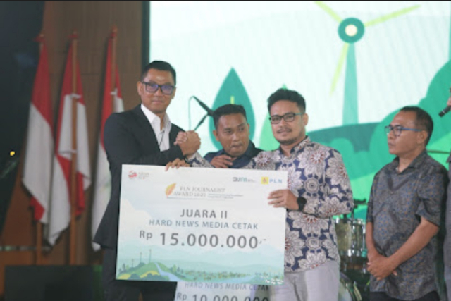Direktur Utama PLN Darmawan Prasodjo memberikan penghargaan kepada Editor SINDO Makassar Triyari Kurniawan pada ajang PLN Journalist Award 2022 di PLN Kantor Pusat, Jakarta, Selasa (20/6/2023).
