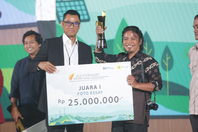 Direktur Utama PLN Darmawan Prasodjo memberikan penghargaan kepada Fotografer SINDO Makassar Maman Sukirman pada ajang PLN Journalist Award 2022 di PLN Kantor Pusat, Jakarta, Selasa (20/6/2023).