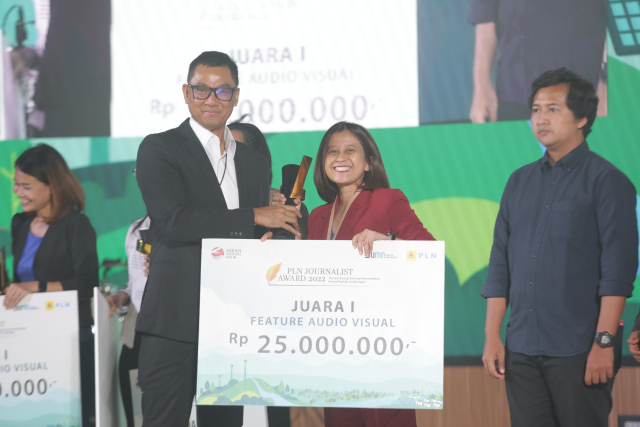 Penghargaan diserahkan langsung Direktur Utama PLN Darmawan Prasodjo kepada para pemenang.