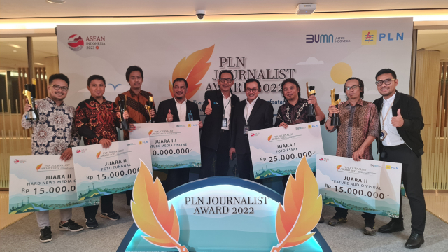 Para pemenang menerima penghargaan PLN Journalist Award 2022 di PLN Kantor Pusat, Jakarta, Selasa (20/6/2023).