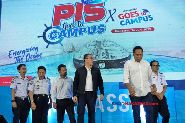 CEO Pertamina International Shipping Yoki Firnandi (ketiga kanan) bersama  Direktur Politeknik Ilmu Pelayaran Makassar Kapten Sukirno (kedua kanan)  pada acara Pis Goes to Campus di kampus Politehnik Ilmu Pelayaran (PIP) Makassar, Sulawesi Selatan, Senin (26/6/2023).