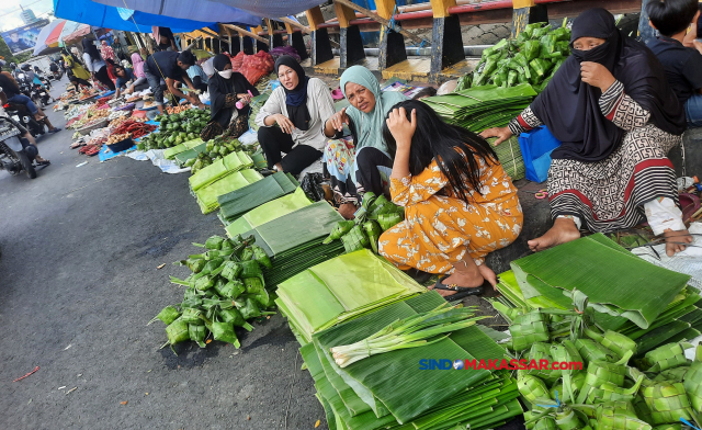 Pedagang menjajakkan kulit ketupat berbahan daun pandan yang dijual di Pasar Terong, Makassar, Sulawesi Selatan, Selasa (27/7/2022).