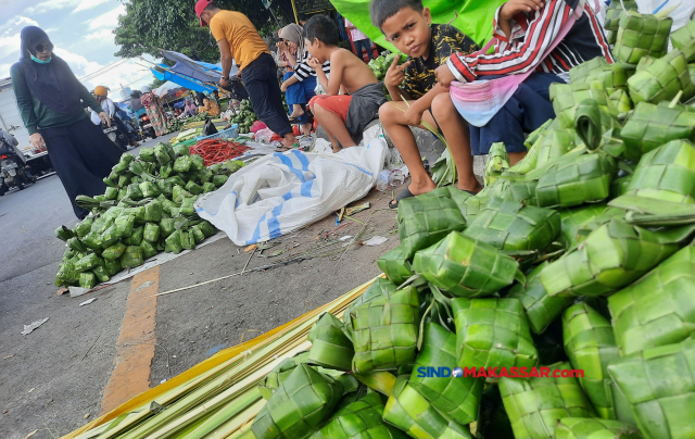 Pedagang menjajakkan kulit ketupat berbahan daun pandan yang dijual di Pasar Terong, Makassar, Sulawesi Selatan, Selasa (27/7/2022).