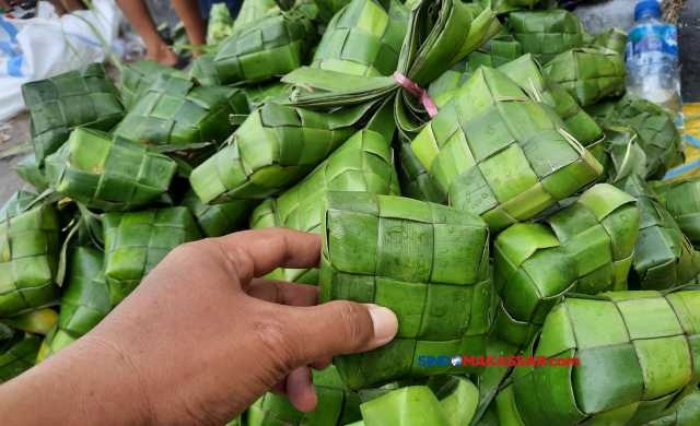 Pedagang menjajakkan kulit ketupat berbahan daun pandan yang dijual di Pasar Terong, Makassar, Sulawesi Selatan, Selasa (27/7/2022).