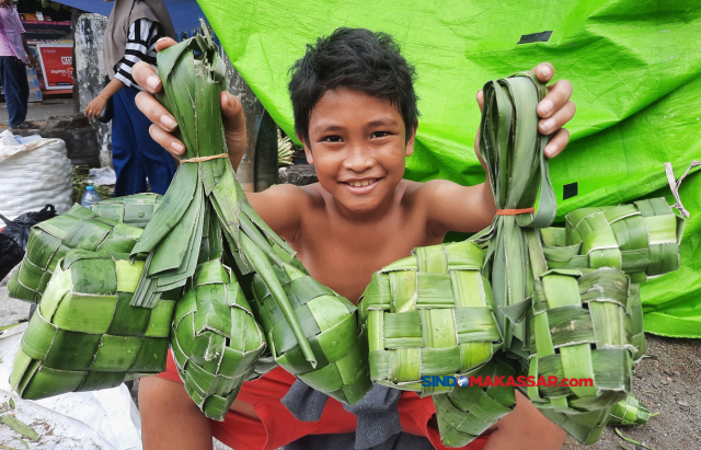 Pedagang menjajakkan kulit ketupat berbahan daun pandan yang dijual di Pasar Terong, Makassar, Sulawesi Selatan, Selasa (27/7/2022).