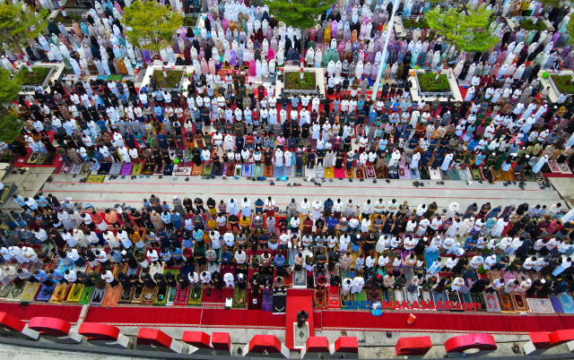 Suasana salat Idul Adha 1444 H di Anjungan City of Makassar, Pantai Losai, Makassar 28/6/2023). 