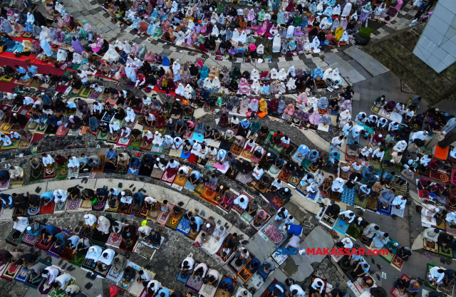 Suasana salat Idul Adha 1444 H di Anjungan City of Makassar, Pantai Losai, Makassar 28/6/2023). 