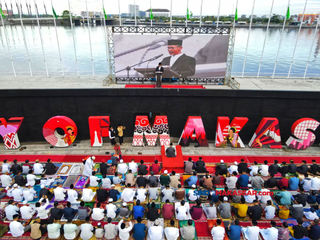 Suasana salat Idul Adha 1444 H di Anjungan City of Makassar, Pantai Losai, Makassar 28/6/2023). 