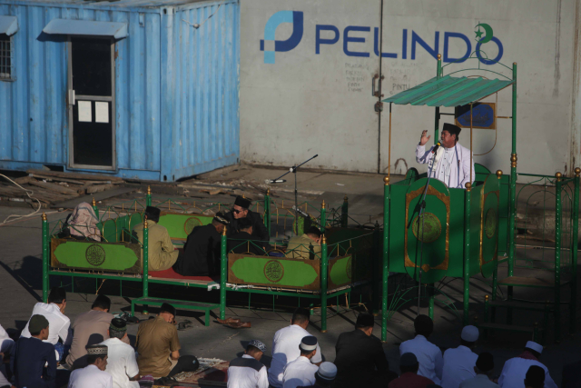 Suasana salat Idul Adha 1444 Hijriah di area Pelabuhan Soekarno-Hatta, Makassar, Kamis (29/6/2023).