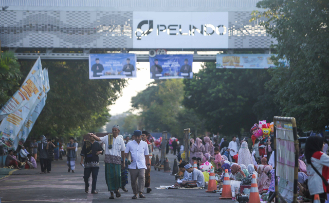 Suasana salat Idul Adha 1444 Hijriah di area Pelabuhan Soekarno-Hatta, Makassar, Kamis (29/6/2023).