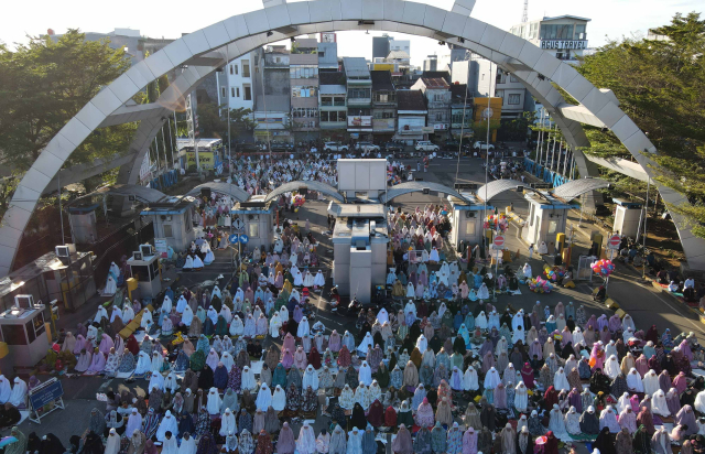 Suasana salat Idul Adha 1444 Hijriah di area Pelabuhan Soekarno-Hatta, Makassar, Kamis (29/6/2023).