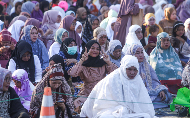 Suasana salat Idul Adha 1444 Hijriah di area Pelabuhan Soekarno-Hatta, Makassar, Kamis (29/6/2023).