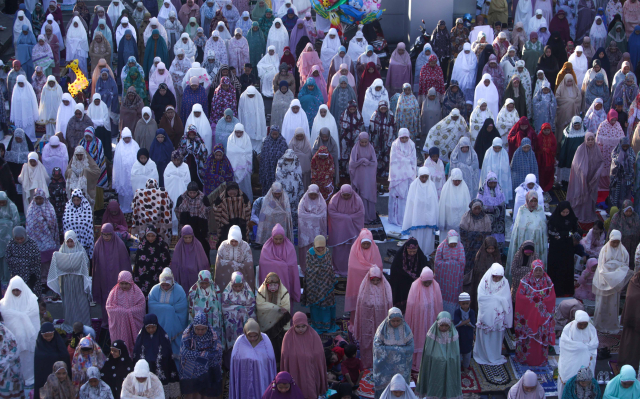 Suasana salat Idul Adha 1444 Hijriah di area Pelabuhan Soekarno-Hatta, Makassar, Kamis (29/6/2023).