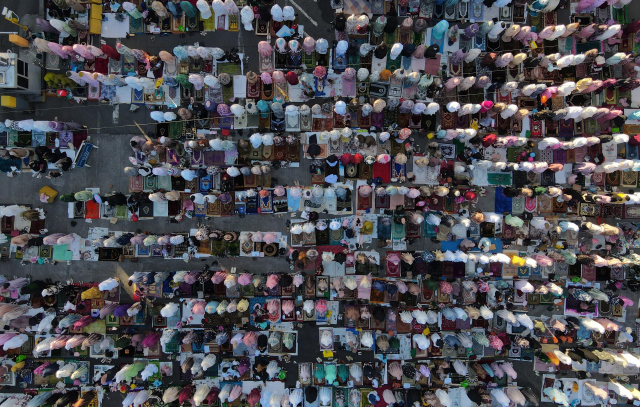 Suasana salat Idul Adha 1444 Hijriah di area Pelabuhan Soekarno-Hatta, Makassar, Kamis (29/6/2023).