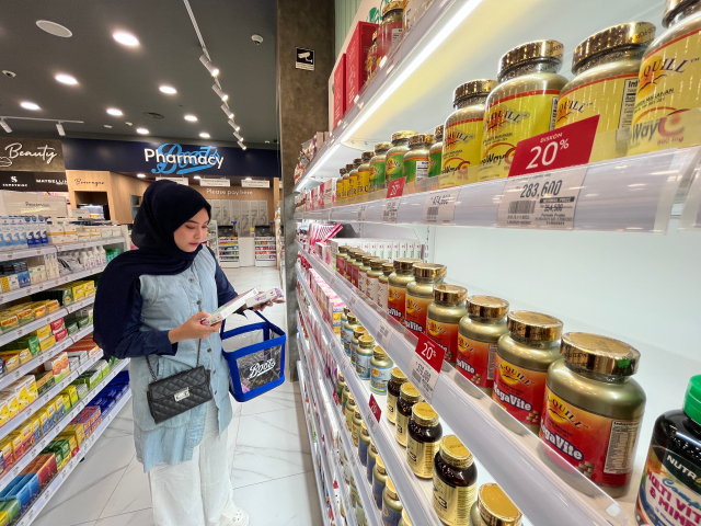 Pengunjung melihat berbagai produk kecantikan dan kesehatan di outlet Boots Indonesia, Nipah Mall, Jumat (30/6/2023).