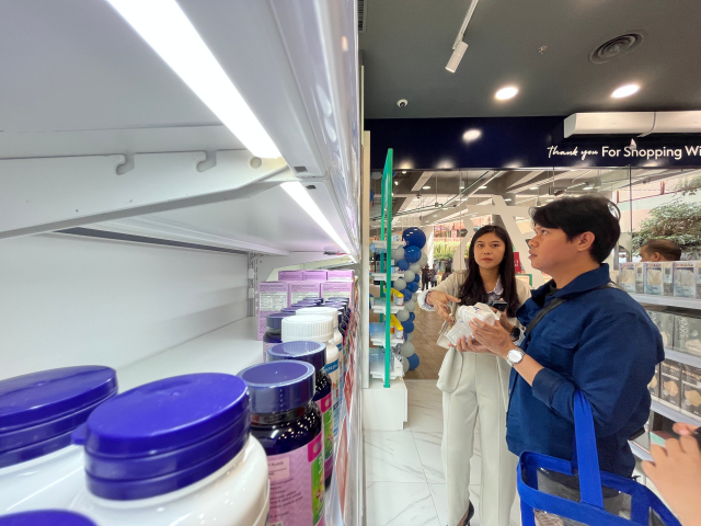 Pengunjung melihat berbagai produk kecantikan dan kesehatan di outlet Boots Indonesia, Nipah Mall, Jumat (30/6/2023).