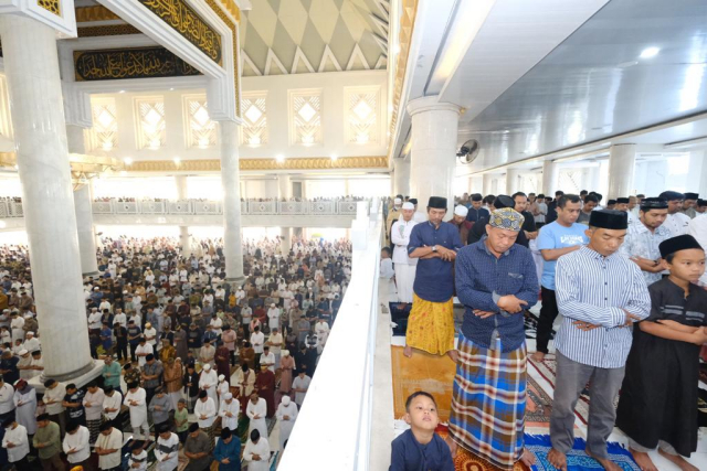 Ribuan masyarakat di Kabupaten Gowa melaksanakan Salat Idul Adha 1444 H bersama masyarakat Kabupaten Gowa di Masjid Agung Syekh Yusuf Kabupaten Gowa, Kamis (29/6/2023).