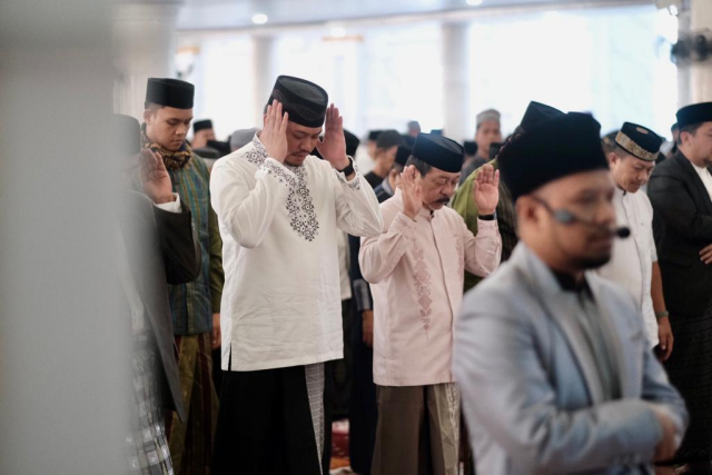 Bupati Gowa, Adnan Purichta Ichsan bersama ribuan masyarakat di Kabupaten Gowa melaksanakan Salat Idul Adha 1444 H bersama masyarakat Kabupaten Gowa di Masjid Agung Syekh Yusuf Kabupaten Gowa, Kamis (29/6/2023).