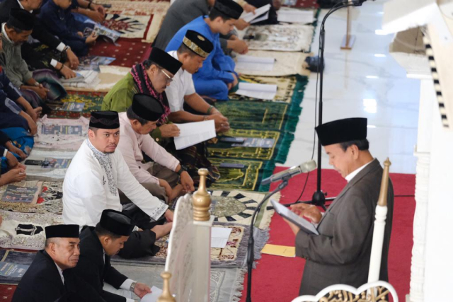 Bupati Gowa, Adnan Purichta Ichsan bersama ribuan masyarakat di Kabupaten Gowa melaksanakan Salat Idul Adha 1444 H bersama masyarakat Kabupaten Gowa di Masjid Agung Syekh Yusuf Kabupaten Gowa, Kamis (29/6/2023).