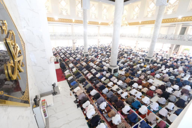 Ribuan masyarakat di Kabupaten Gowa melaksanakan Salat Idul Adha 1444 H bersama masyarakat Kabupaten Gowa di Masjid Agung Syekh Yusuf Kabupaten Gowa, Kamis (29/6/2023).