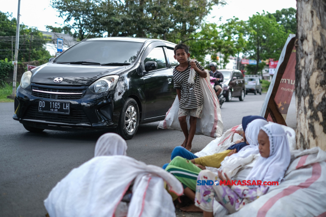 Sekelompok pemulung anak di jalan Perintis Kemerdekaan, Makassar, (2/7/2023).