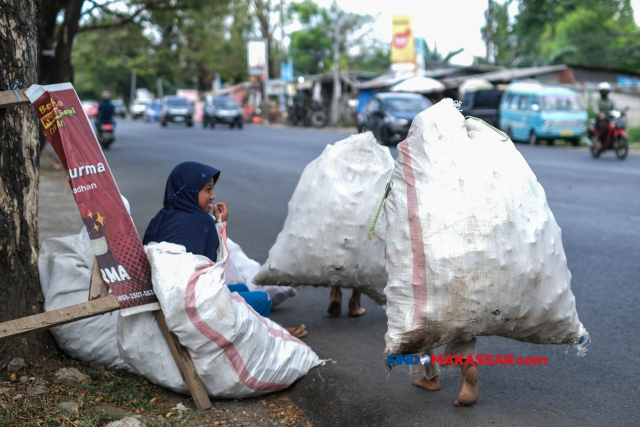 Beberapa pemulung anak melintas jalan Perintis Kemerdekaan, Makassar, (2/7/2023).