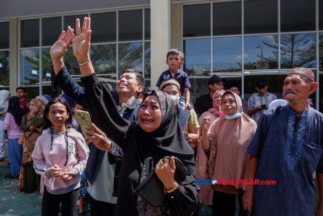 Sejumlah keluarga menyambut kedatangan jamaah haji saat tiba di Asrama Haji Sudiang, Makassar, Sulawesi Selatan, Rabu (5/7/2023).