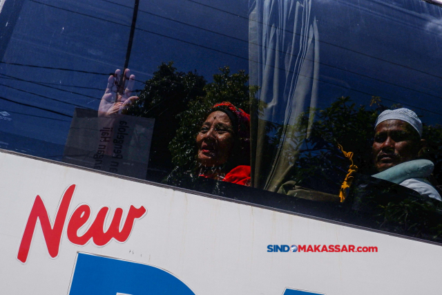 Sebanyak 392 jamaah haji kloter pertama Debarkasi Makassar tiba kembali di tanah air seusai menunaikan ibadah haji.